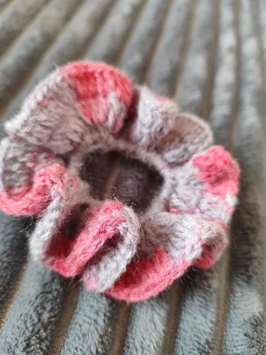 Szaro różowa gumka do włosów scrunchie ręcznie robiona na szydełku