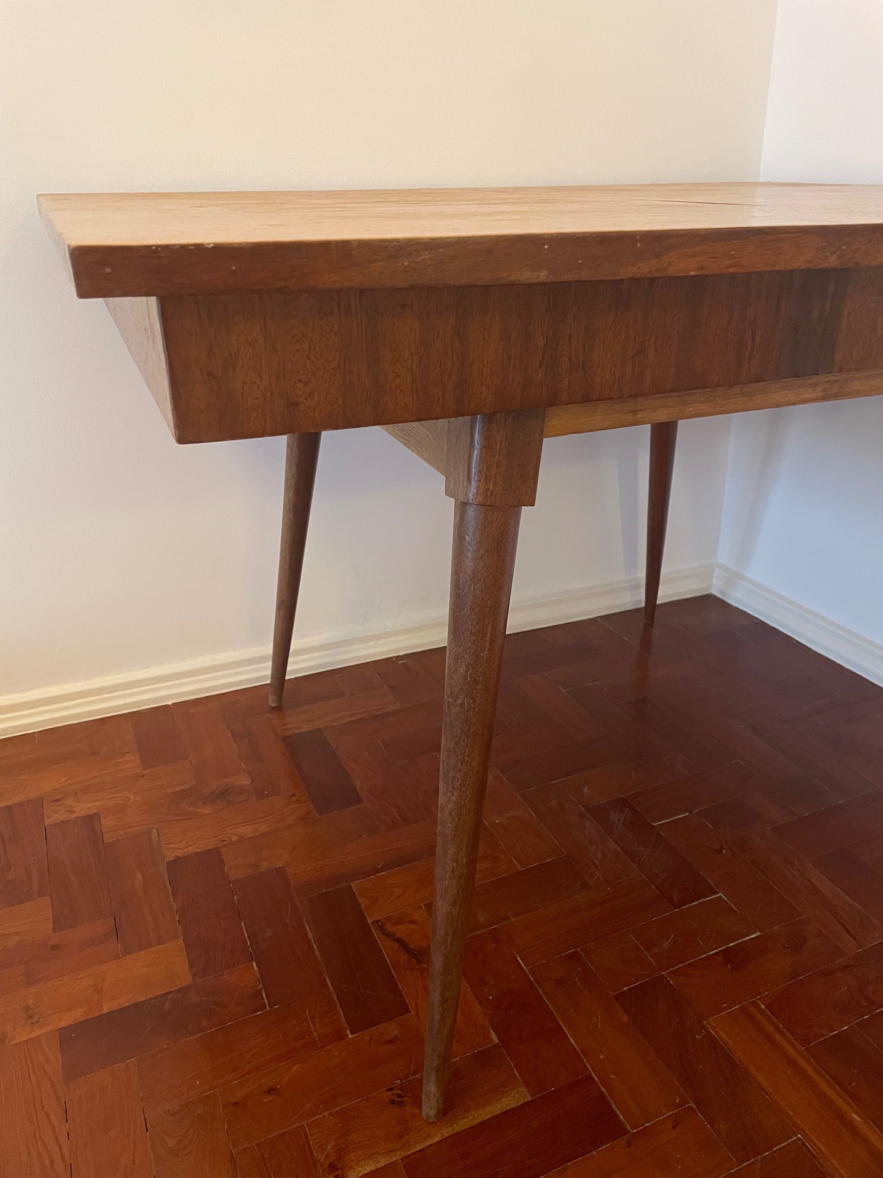Mesa de jantar pés de palito