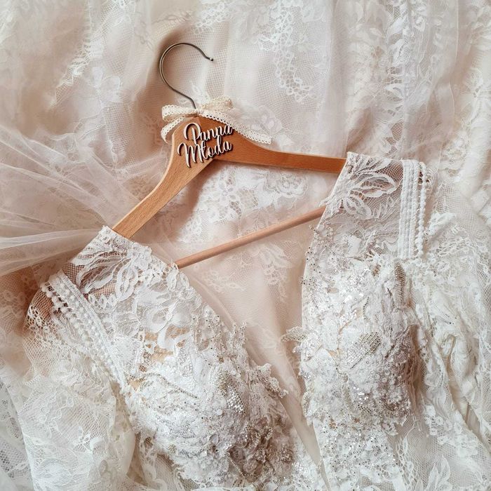 Komplet Wieszaków Ślubnych – Pan Młody & Panna Młoda Kremowa Wstążka