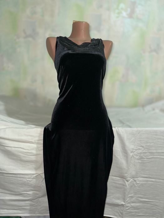 Вечірні сукні міді