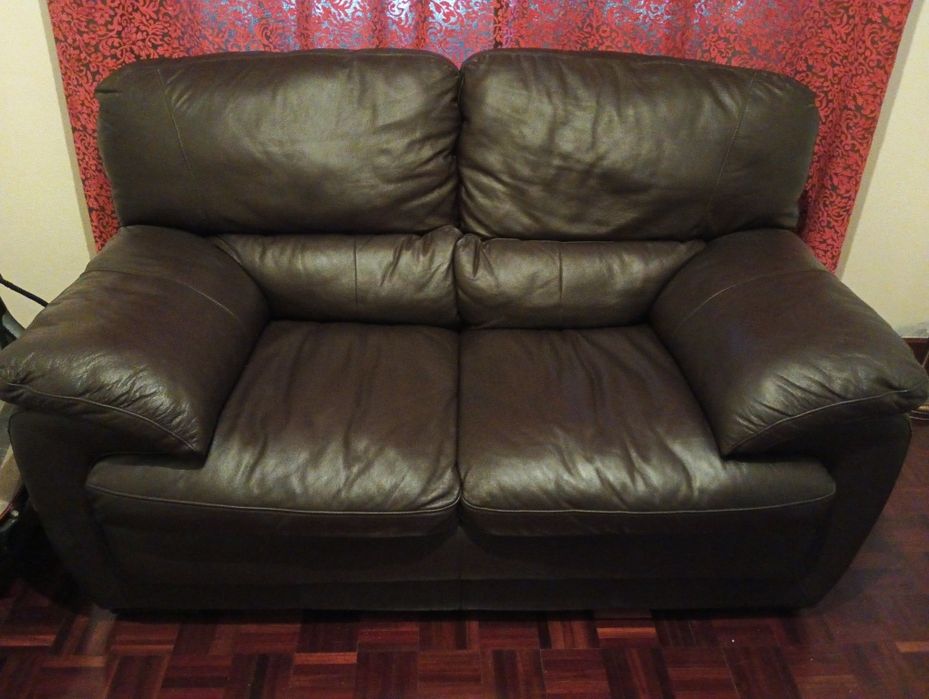 Sofá de pele castanha