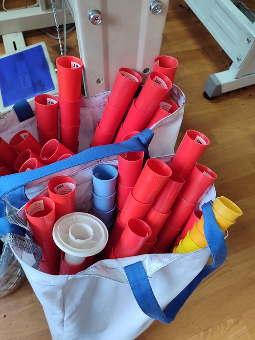 Бобіни від ниток пусті