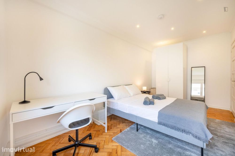 612376 - Quarto com cama de casal em...
