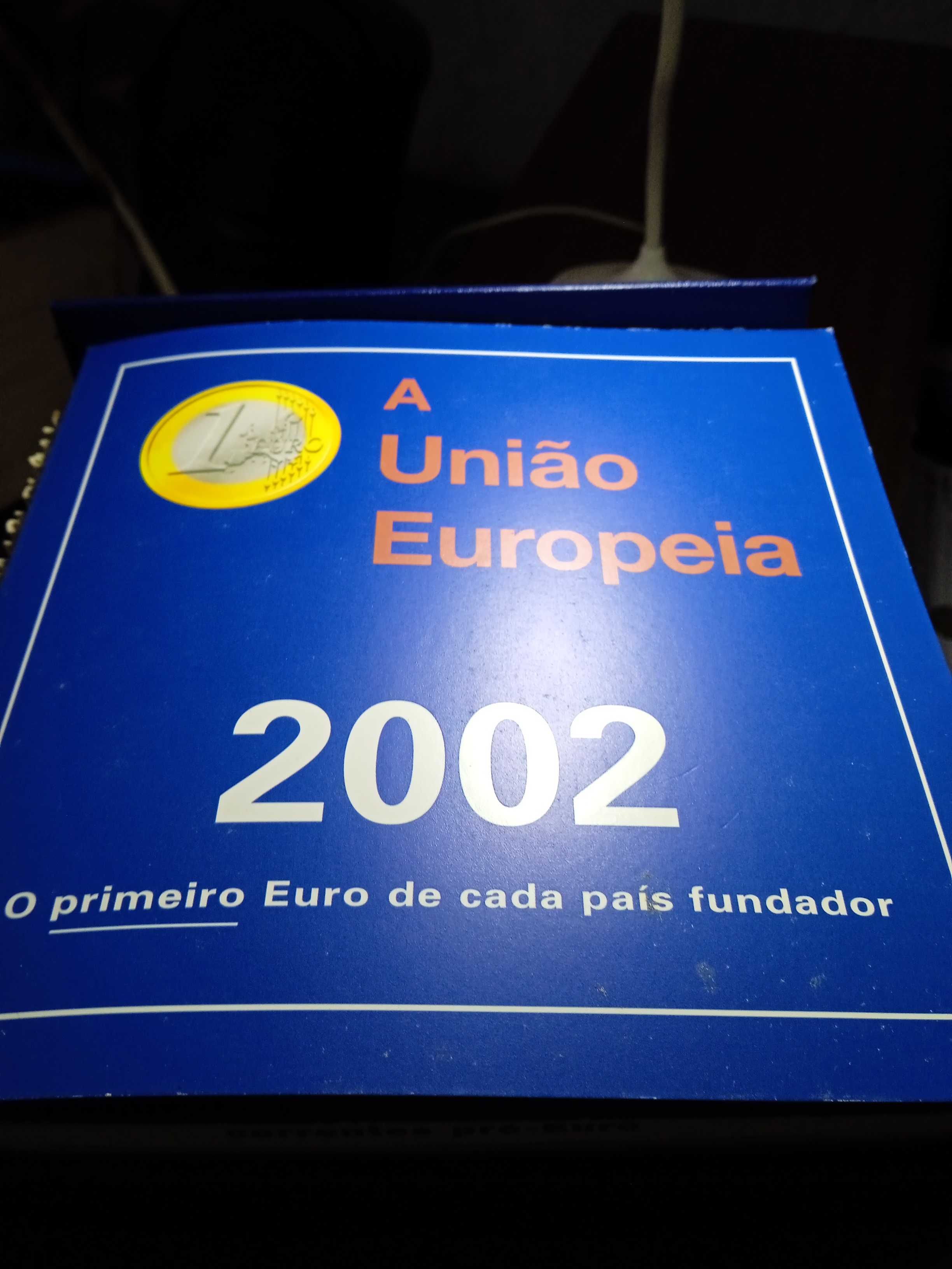 Álbum com as 12 primeiras moedas  da união europeia lançado em 2002