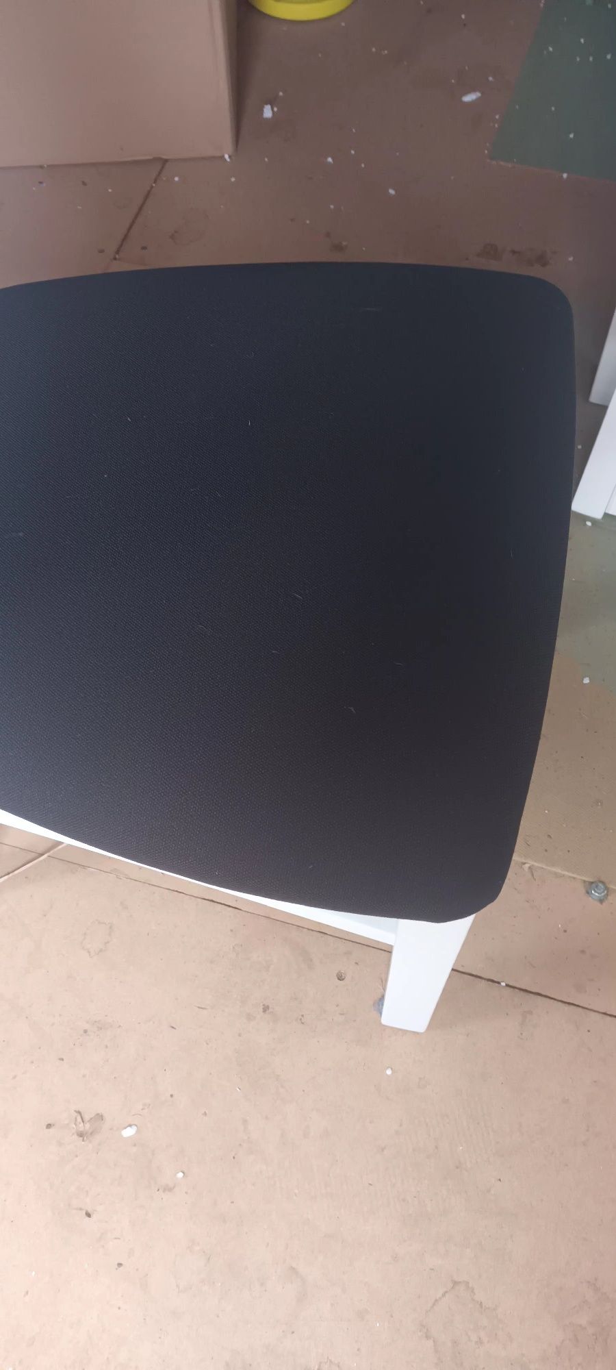 Krzesla biale siedzisko czarne .