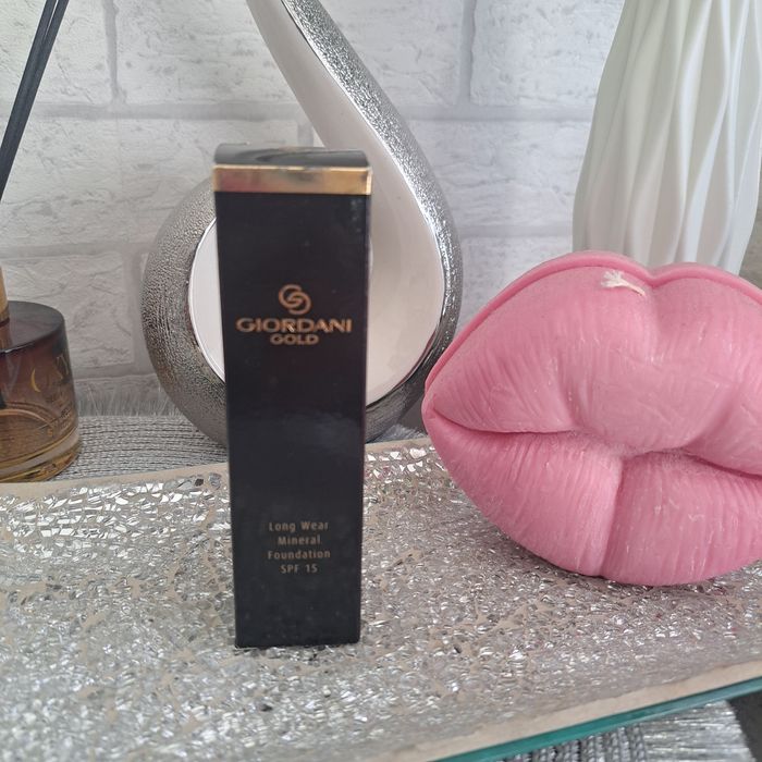Podkład mineralny Giordani Gold Light Ivory Long Wear Mineral Oriflame