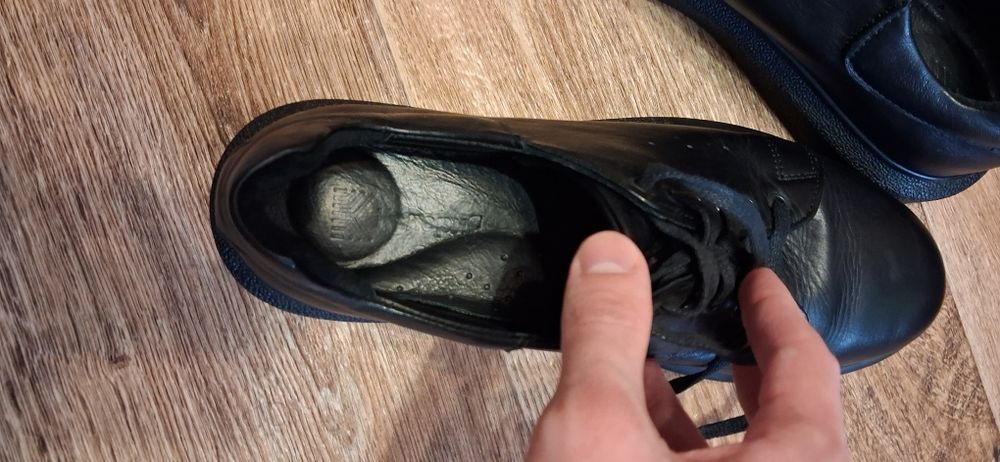 Продаж чорних туфлів 40 розміру