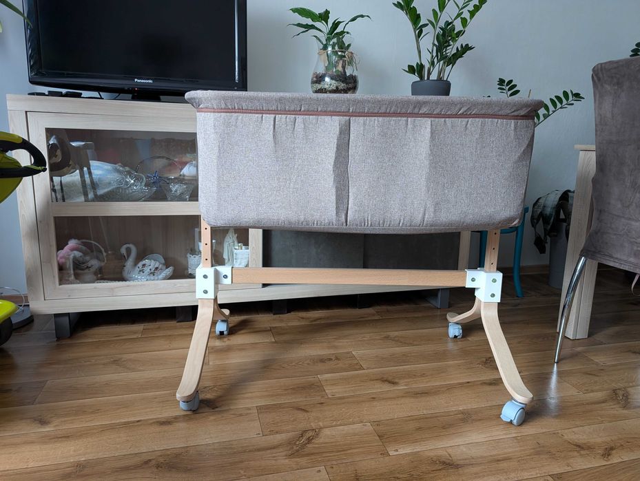 Drewniane łóżeczko na kółkach, dostawka dla niemowląt