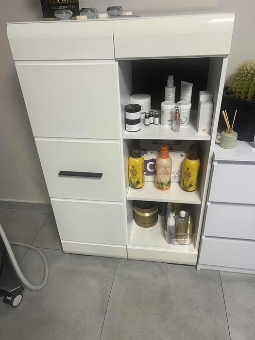 Biała komoda z szufladami