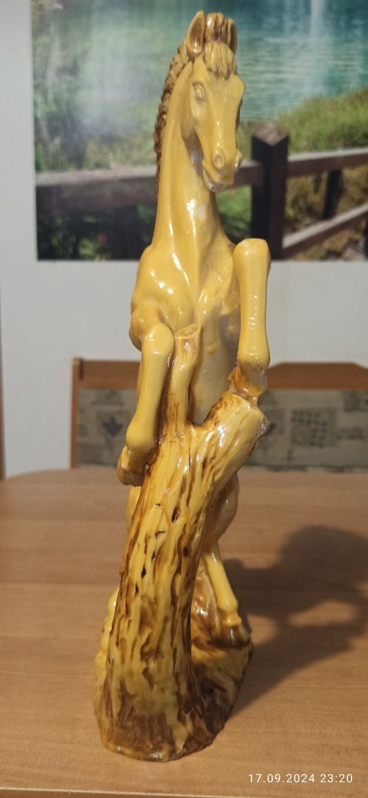 Figurka konia z alabastru