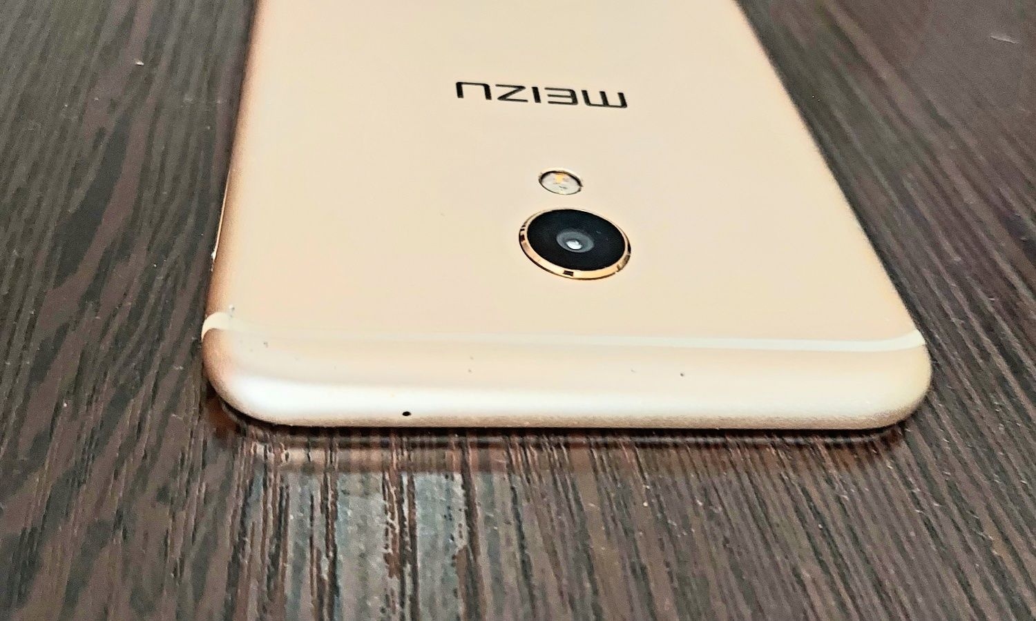 В идеальном состоянии смартфон Meizu MX6 (32Gb, M685Q, gold)