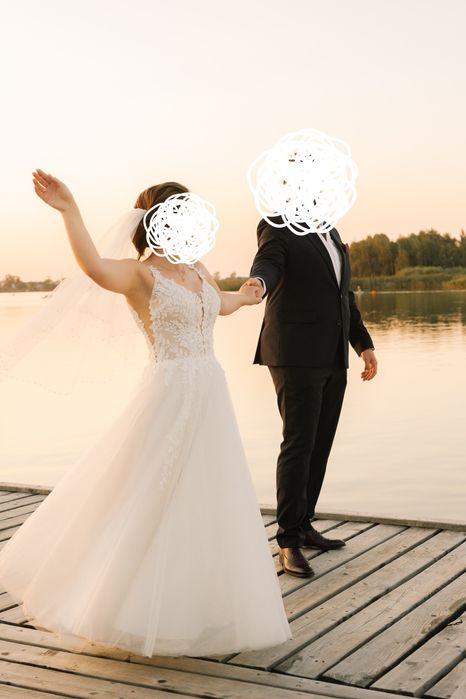 Piękna Suknia ślubna S odkryte ramiona