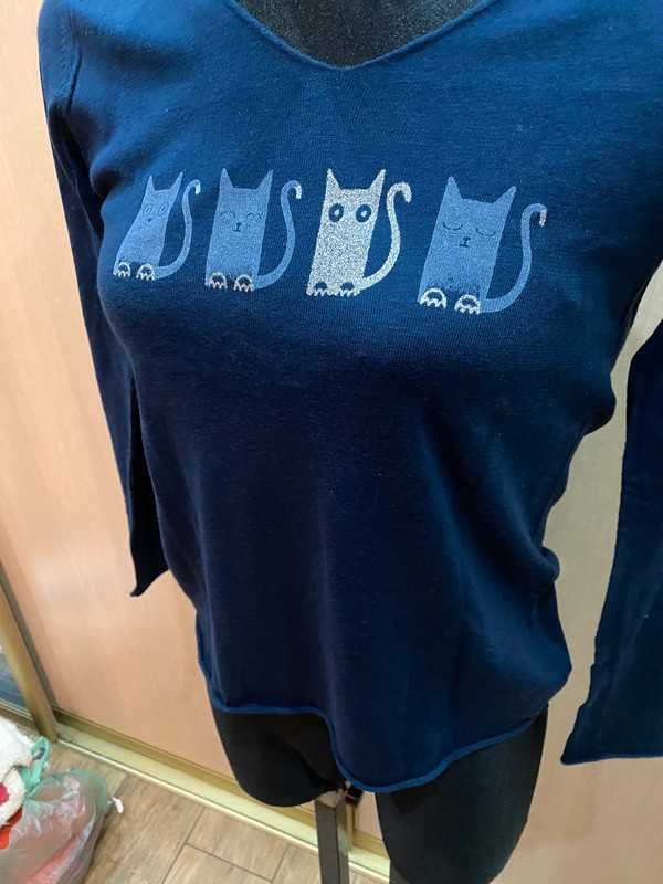 Sweterek z kotkami w rozmiarze uniwersalnym.
