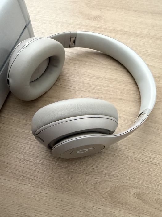 Fones Beats Studio Pro beige
