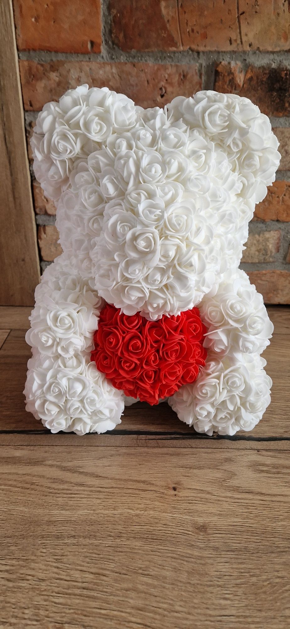 Rose Bear Miś z Róż biały z czerwonym sercem