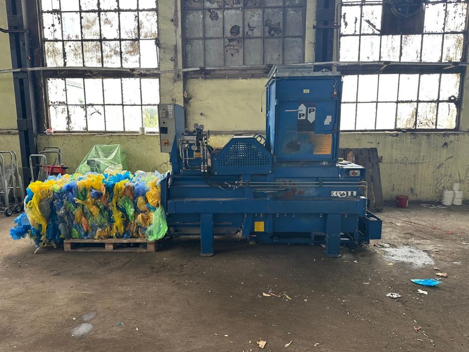 Belownica prasa kanałowa automat do makulatury kartonu odpadów folii