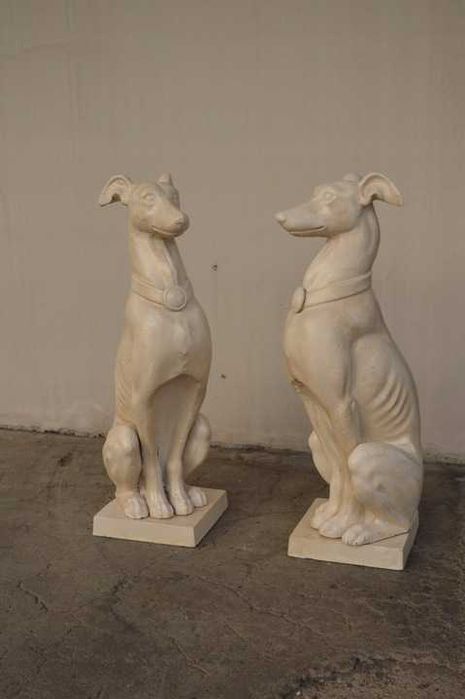 dwa duże PSY myśliwskie - CHARTY ŻELIWO przed dom