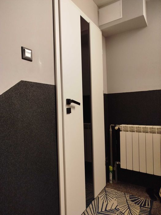 Drzwi 80 prawe z czarną szybą