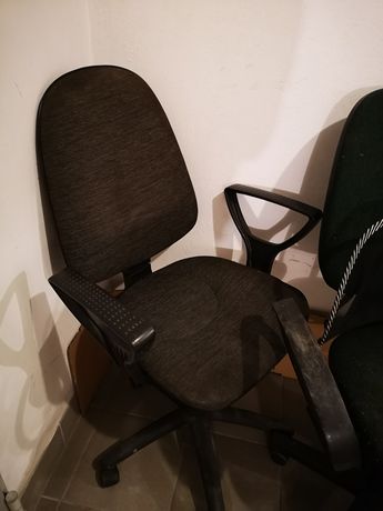 Dwa krzesła obrotowe biurowe używane