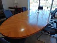 Duży stabilny drewniany stół konferencyjny