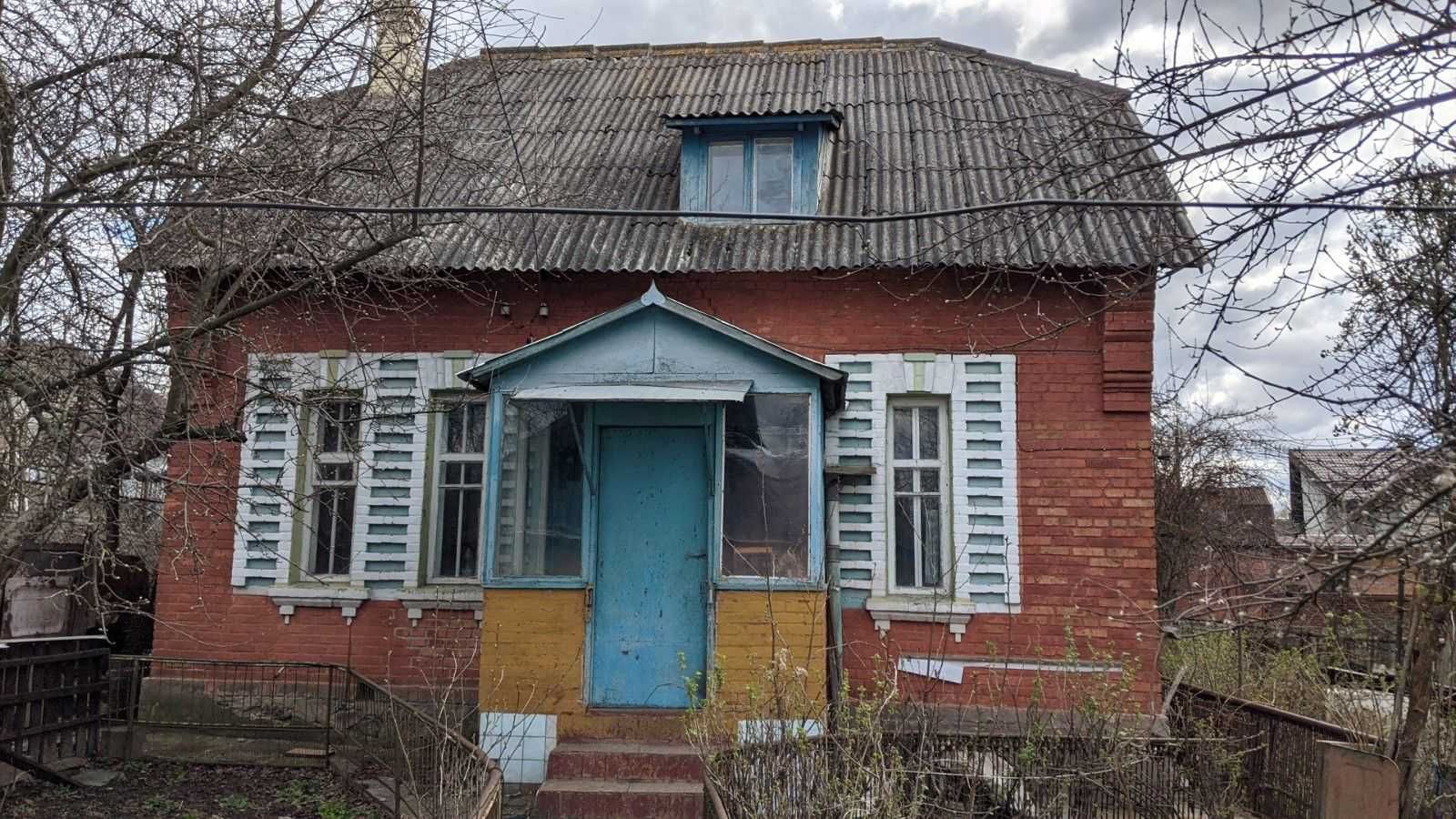 Продається садиба в центрі міста біля річки