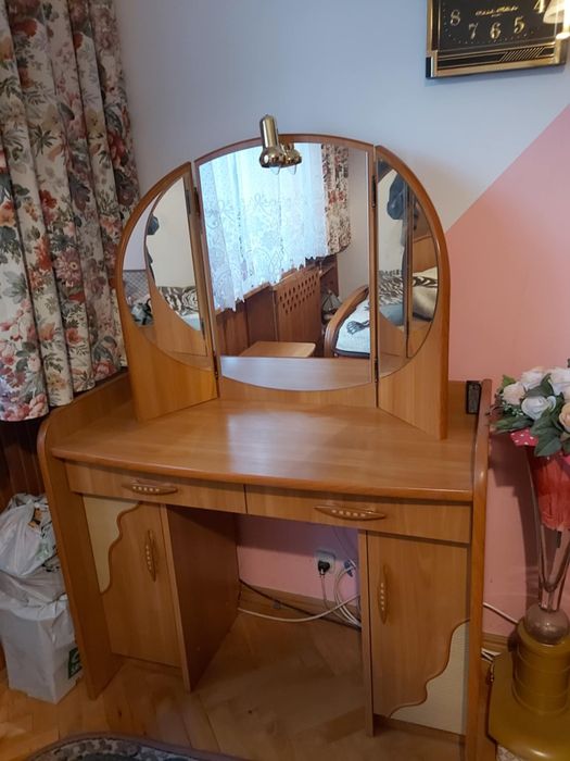 Toaletka z oświetleniem