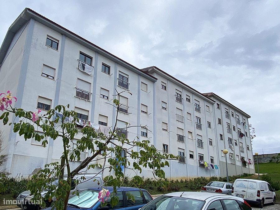 Pequeno apartamento T2, ideal para remodelar, centro Caldas da Rainha