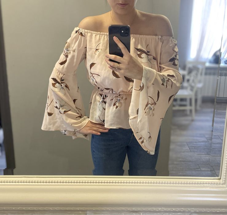 Блузка з відкритими плечима , широкий рукав