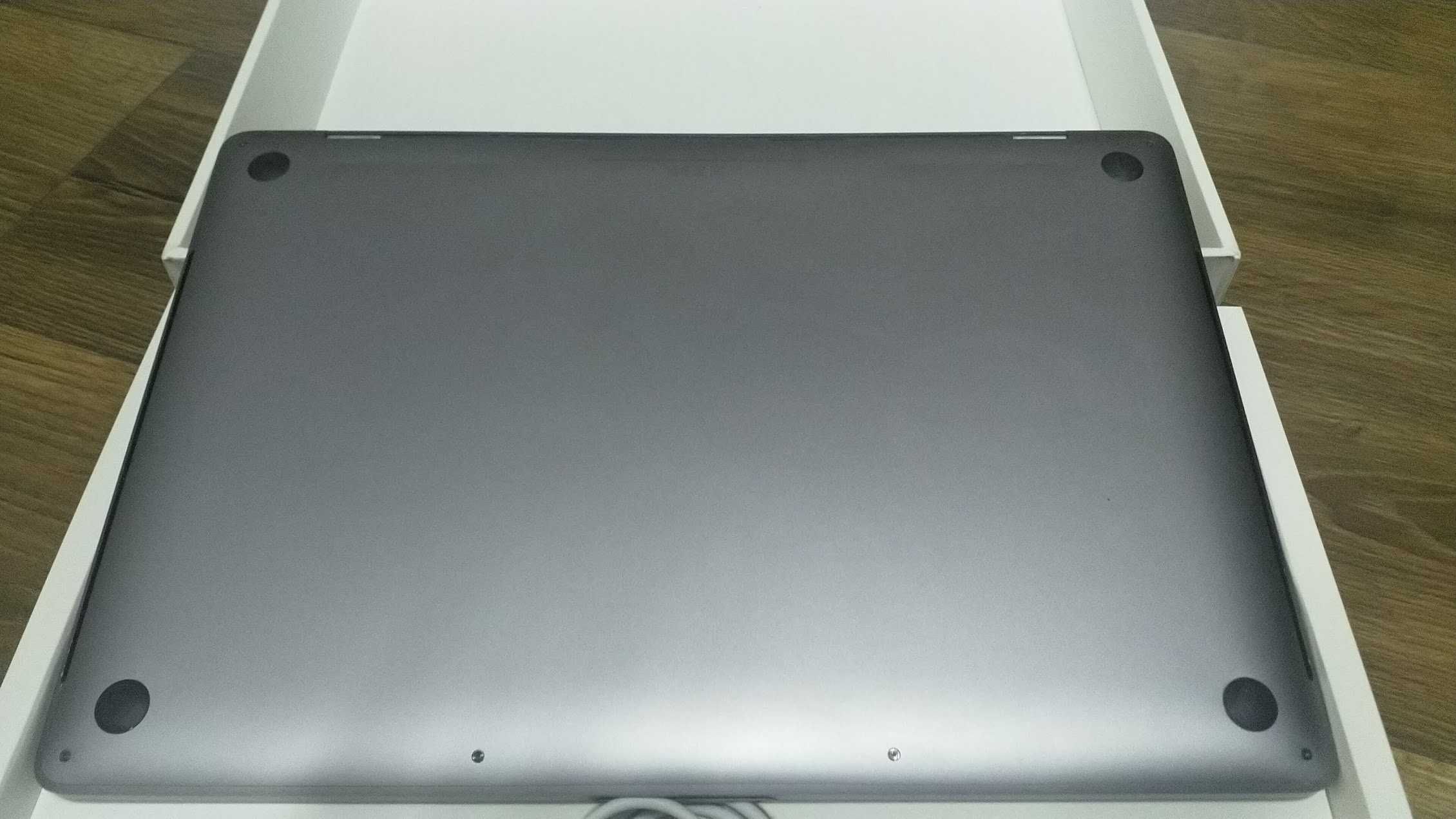 Uszkodzony Macbook Pro 2019 16" A2141
