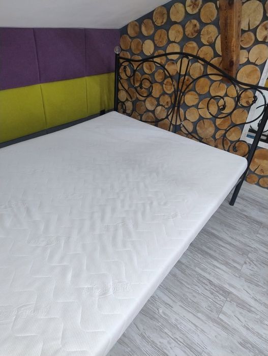 Łóżko stalowe ze stelażem i materacem