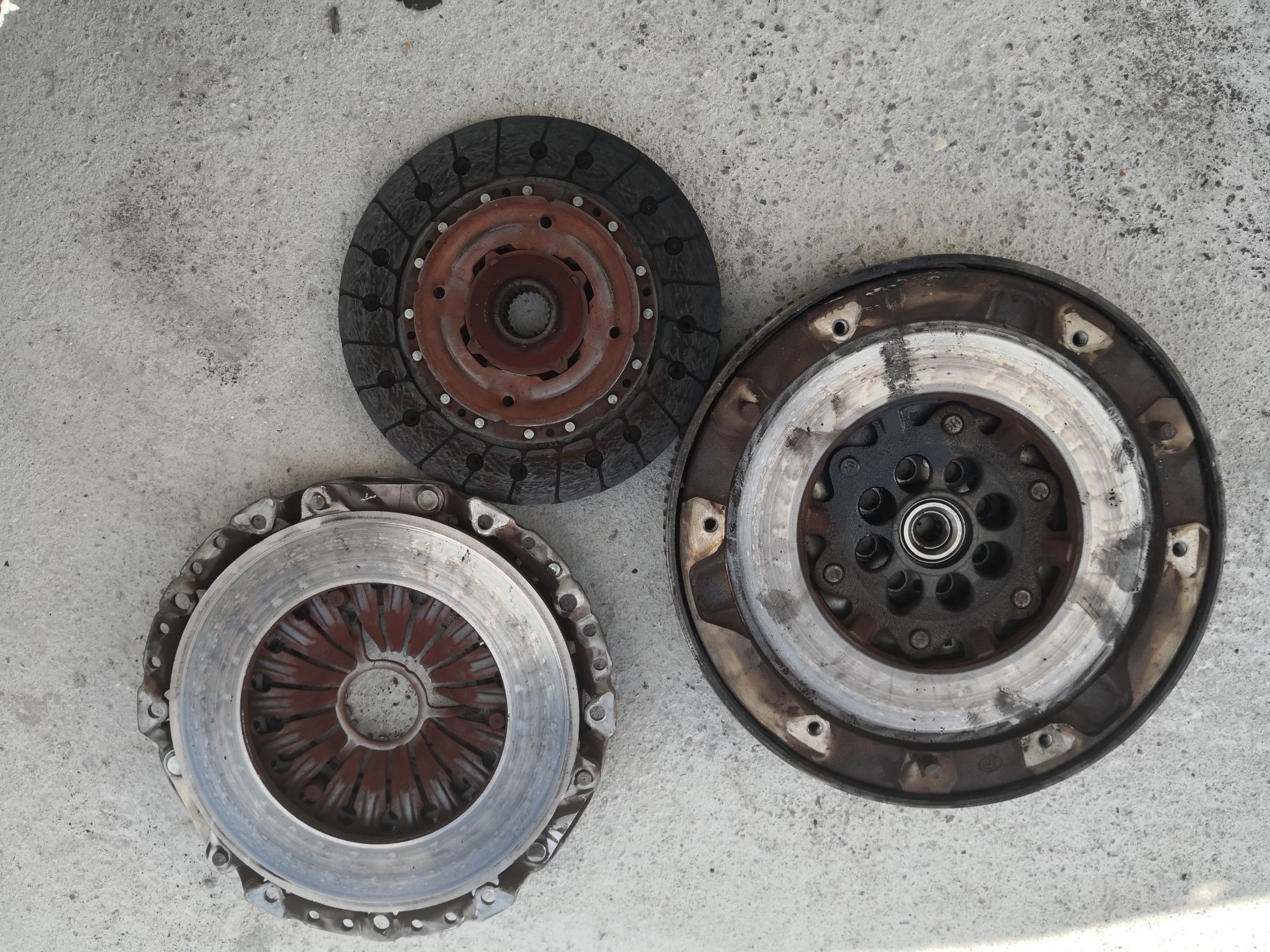 Koło dwumasowe z tarczą i dociskiem BMW e90 e60 e87 N47D20A