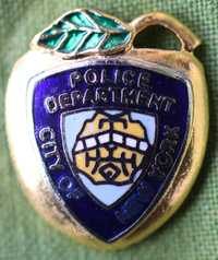 Garniturowy pin policji nowojorskiej kryty emalią