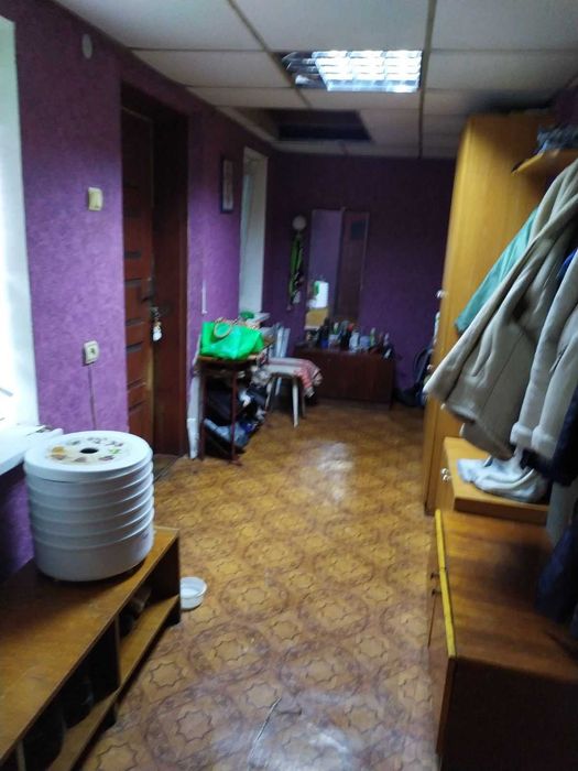 Частина цегляного будинку в затишному районі міста