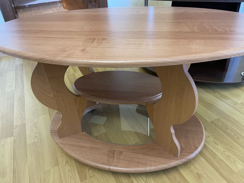 Продам столики один скляний інший деревяний