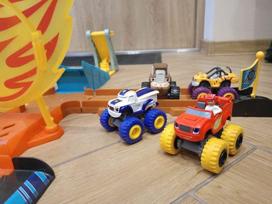 Zabawki z serii Blaze i Megamaszyny Nickledon Tor + 6 bajkowych  pojaz