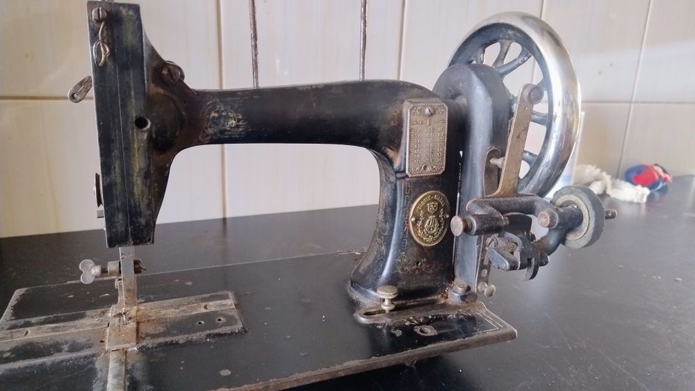 Stara maszyna do szycia typu Singer