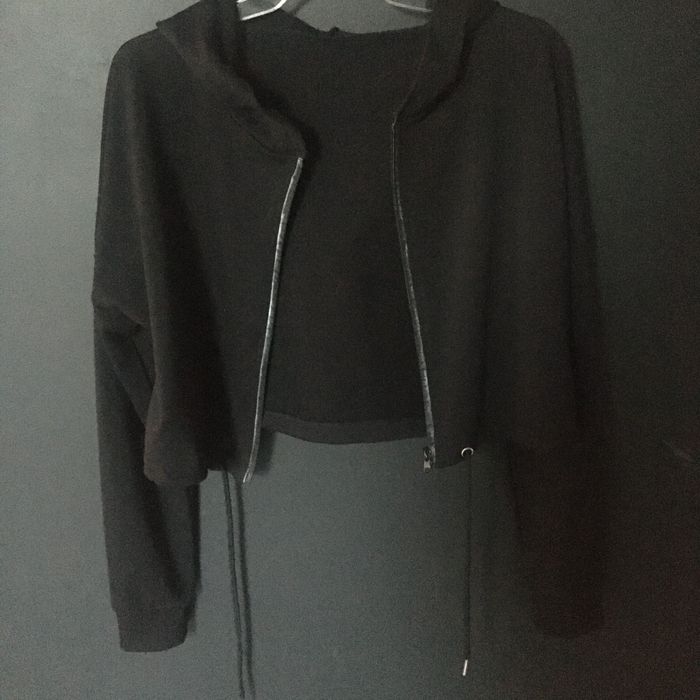 Krótka czarna bluza z kapturem S/36
