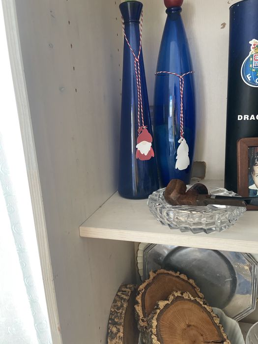 Louceiro de madeira maciça, branco com portas em vidro.