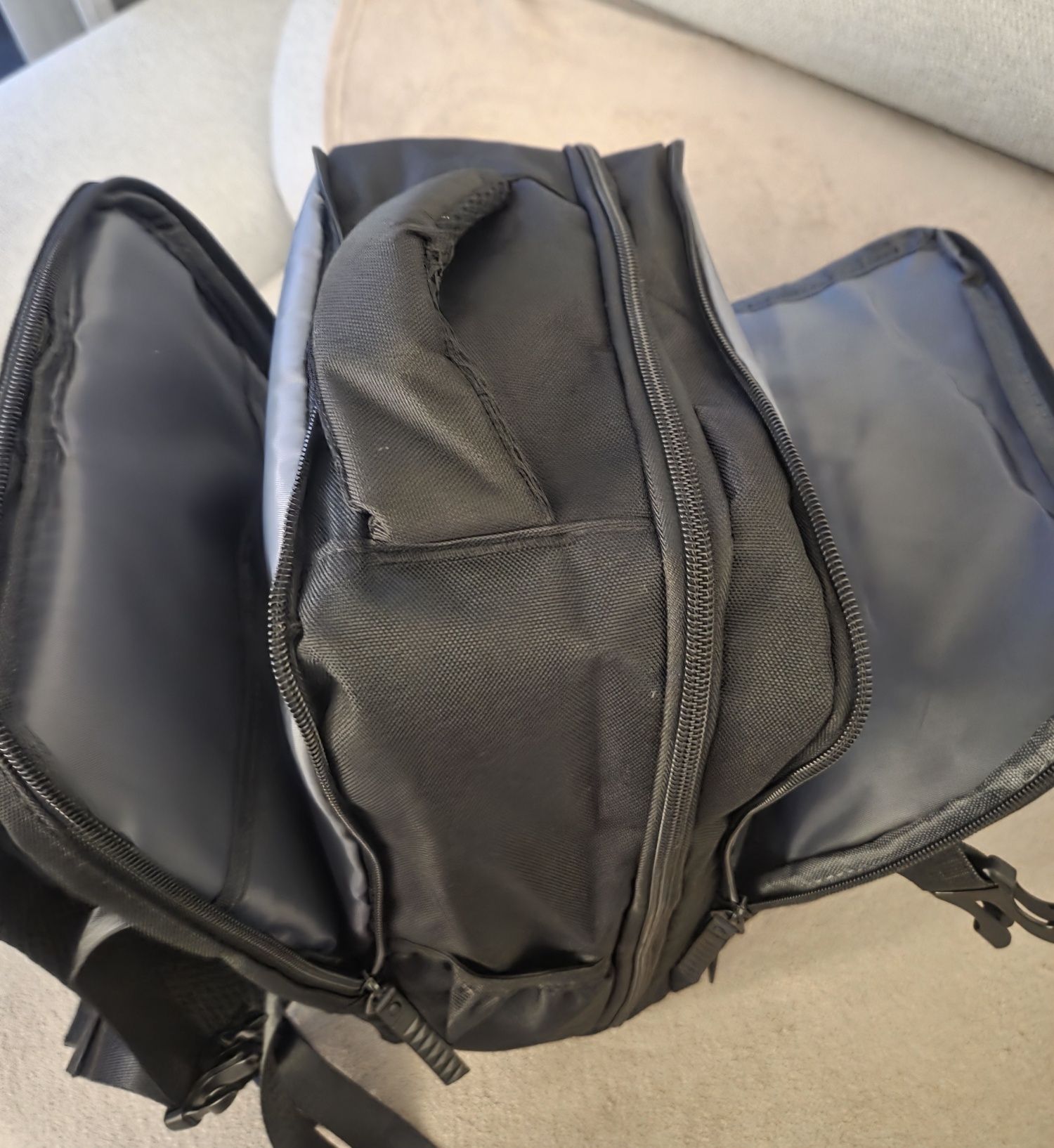 Mochila preta hexágono