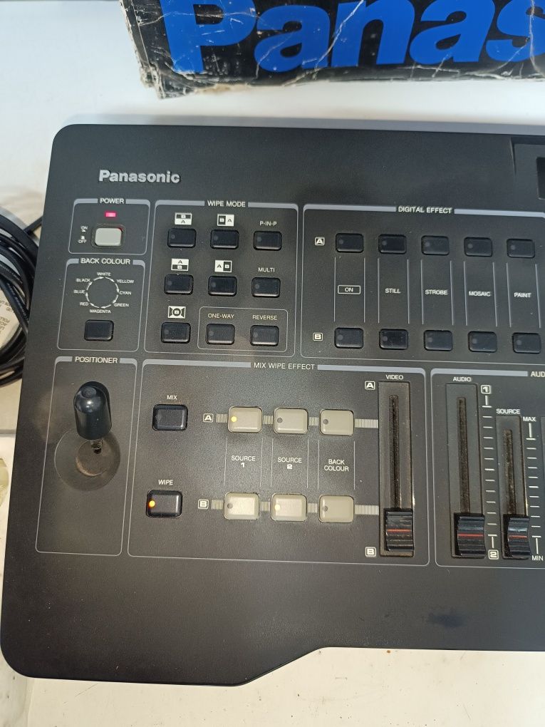 Mesa  mistura Panasonic WJ-AVE5 com gerador caracteres