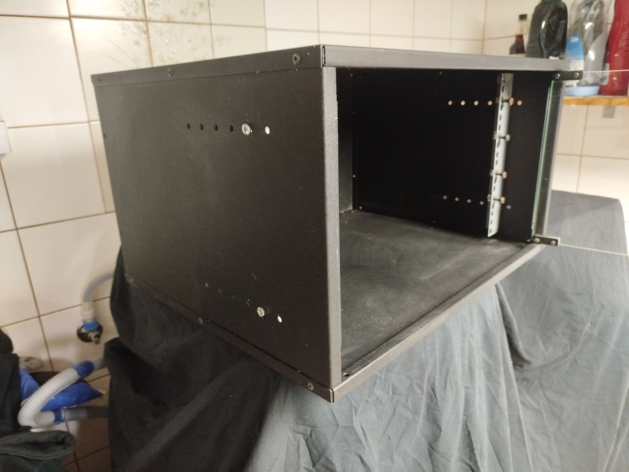 Szafka serwerowa wisząca firmy ENOC SYSTEM