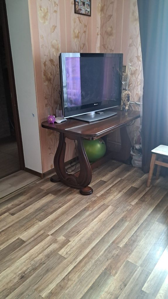 Продаю стіл,телевізор