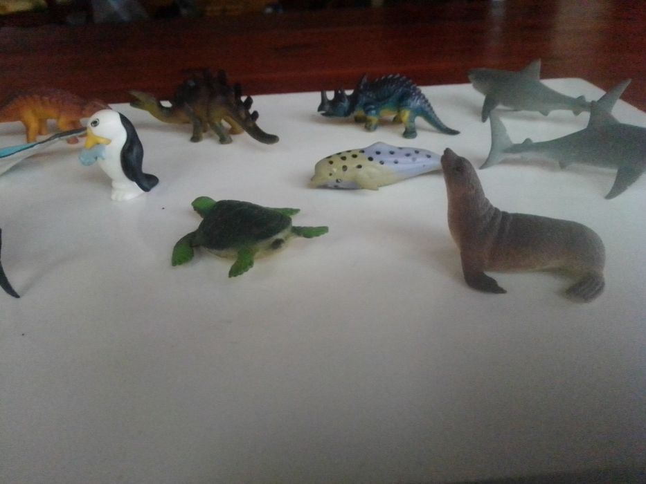 Bonecos de animais peixes e dinossauros