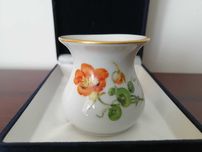 Mały wazon z porcelany miśnieńskiej