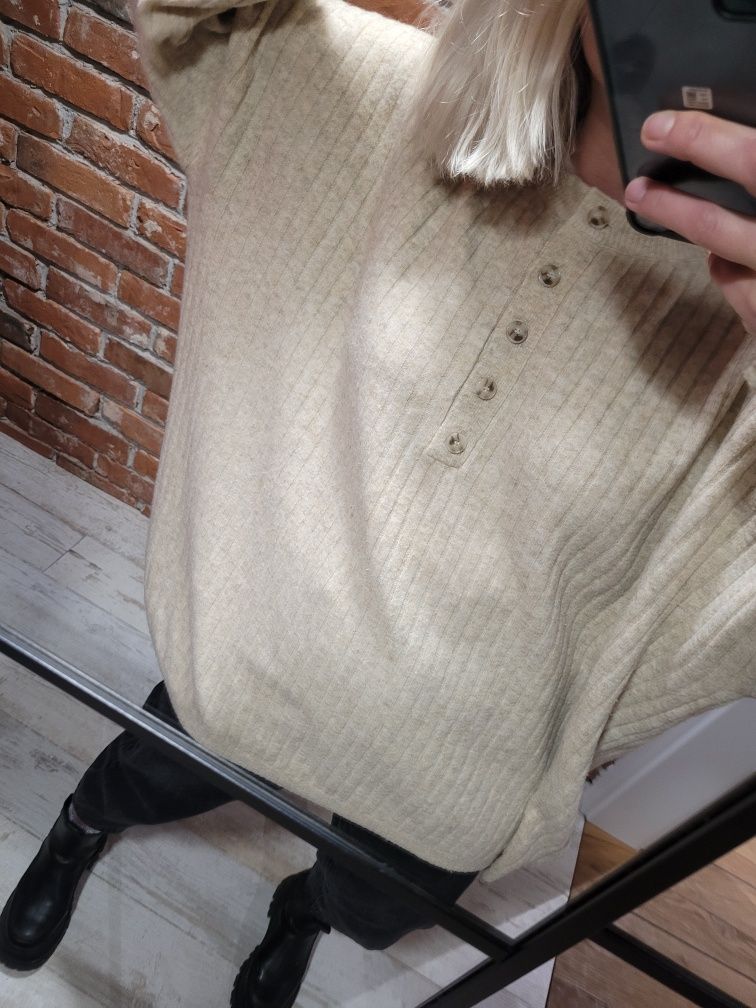 Beżowy sweter oversize guziki Zara