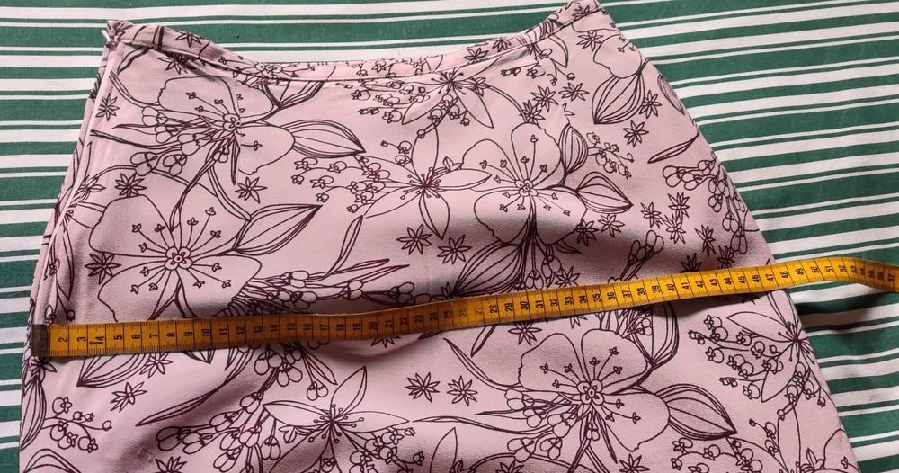 Saia midi evasé, fundo rosa velho e flores bordô - Tamanho 38