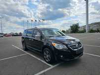 Мінівен Volkswagen Routan у максимальній комплектації SEL Premium.