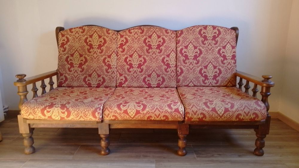 Sofá clássico em madeira mais duas poltronas