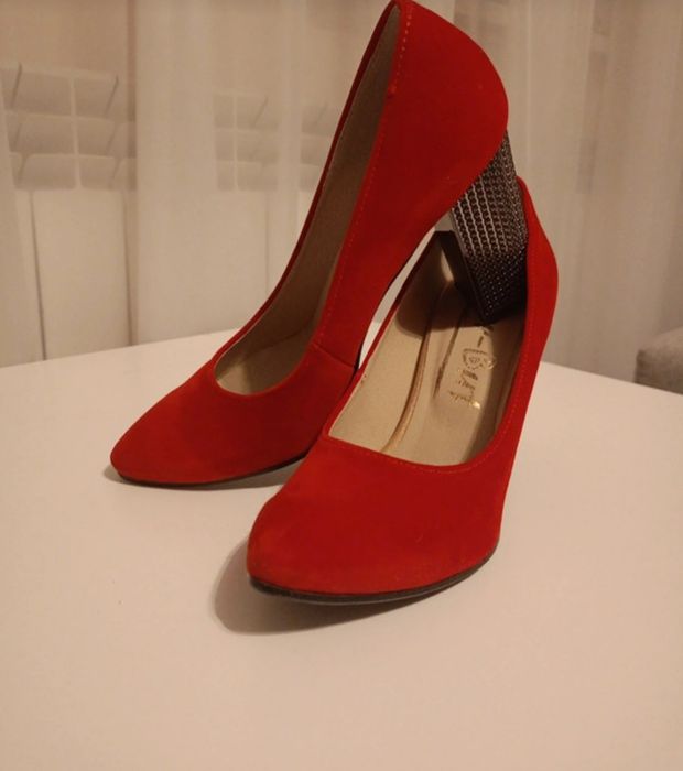 Czerwone buty na słupku rozmiar 37