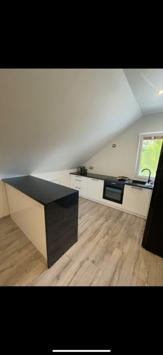 Kuchnia na wymiar z wyspą–nowoczesna,czarno-biała, z brokatowym blatem